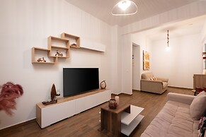 Elegant And Fresh Apt In Hip Pagrati