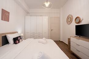 Elegant And Fresh Apt In Hip Pagrati