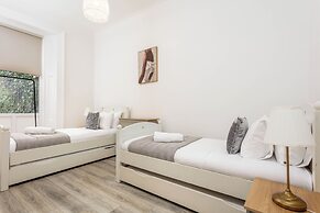 Cuthbert House - Donnini Apartments