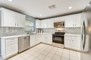 8 Mi to Disney: Family Home w/ Screened Lanai!