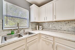 8 Mi to Disney: Family Home w/ Screened Lanai!