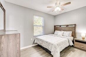 8 Mi to Disney: Family Home w/ Screened Lanai!