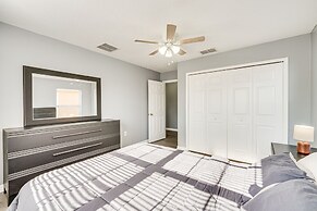 8 Mi to Disney: Family Home w/ Screened Lanai!