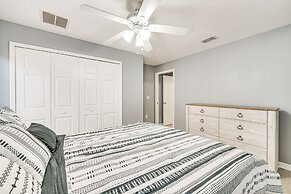 8 Mi to Disney: Family Home w/ Screened Lanai!