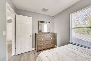 8 Mi to Disney: Family Home w/ Screened Lanai!