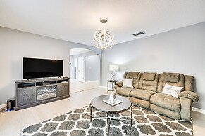 8 Mi to Disney: Family Home w/ Screened Lanai!