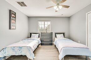 8 Mi to Disney: Family Home w/ Screened Lanai!