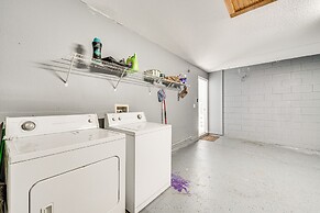 8 Mi to Disney: Family Home w/ Screened Lanai!