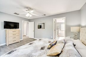 8 Mi to Disney: Family Home w/ Screened Lanai!