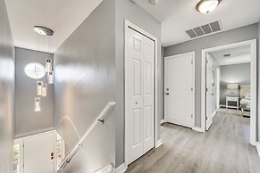 8 Mi to Disney: Family Home w/ Screened Lanai!