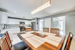 8 Mi to Disney: Family Home w/ Screened Lanai!