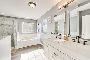 8 Mi to Disney: Family Home w/ Screened Lanai!