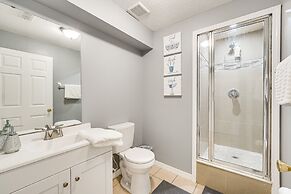 8 Mi to Disney: Family Home w/ Screened Lanai!