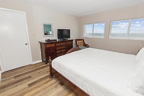 Beach House 505b 1 Bedroom Condo by RedAwning