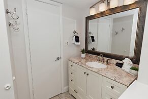 Beach House 402d 2 Bedroom Condo by RedAwning