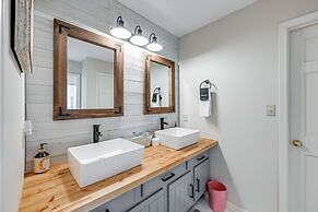 < 1 Mi to Marina: Ford Mountain Retreat w/ Deck