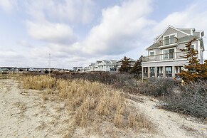 Marshfield Home w/ 4 Decks & Private Beach Access!