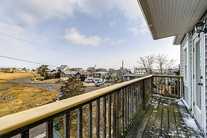 Marshfield Home w/ 4 Decks & Private Beach Access!