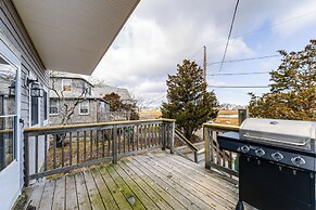Marshfield Home w/ 4 Decks & Private Beach Access!