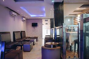 Oakspring Hotel & Luxury Suites