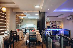 Oakspring Hotel & Luxury Suites