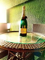 Oakspring Hotel & Luxury Suites