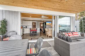 Lakeside Serenity Retreat 10