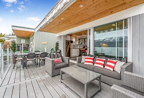 Lakeside Serenity Retreat 10