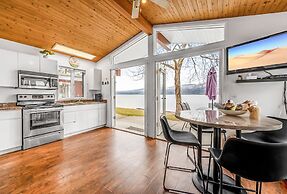 Beautiful Cozy Cabin on Lake Okanagan