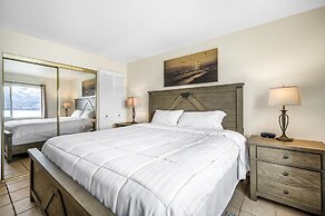 Spacious Lakefront Condo w Amazing View