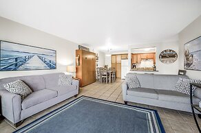 Spacious Lakefront Condo w Amazing View