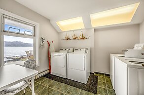 Spacious Lakefront Condo w Amazing View