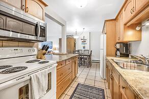 Spacious Lakefront Condo w Amazing View