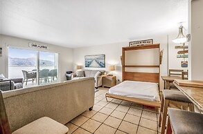 Spacious Lakefront Condo w Amazing View