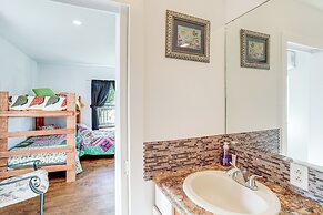 Arkansas Cabin w/ Deck < 1 Mi to Norfork Lake