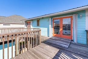 Oak Island Home w/ Covered Patio: Steps to Beach!