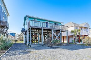 Oak Island Home w/ Covered Patio: Steps to Beach!