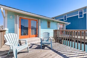 Oak Island Home w/ Covered Patio: Steps to Beach!
