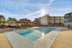 Gulf Shores Condo w/ Pool Access: Walk to Beach!