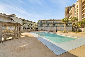 Gulf Shores Condo w/ Pool Access: Walk to Beach!