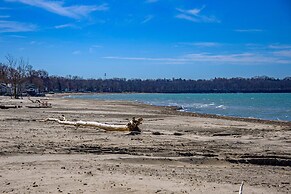 Sunset Bay Cottage w/ Fire Pit: Walk to Beach!