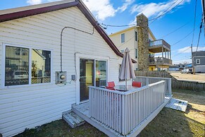 Sunset Bay Cottage w/ Fire Pit: Walk to Beach!