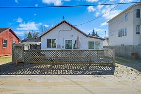 Sunset Bay Cottage w/ Fire Pit: Walk to Beach!