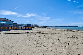 Sunset Bay Cottage w/ Fire Pit: Walk to Beach!