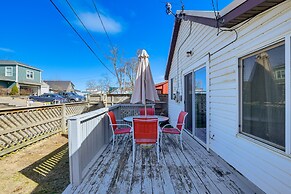 Sunset Bay Cottage w/ Fire Pit: Walk to Beach!