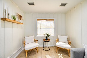 Modern Naples Duplex Home ~ 7 Mi to Beach!