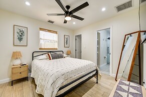 Modern Naples Duplex Home ~ 7 Mi to Beach!