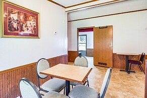 'valley View Lodge' Rural Home in Bridgeport!