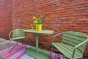 Chic Elizabethtown Apartment: Walk to Downtown!