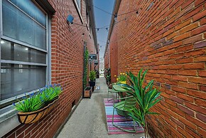 Chic Elizabethtown Apartment: Walk to Downtown!